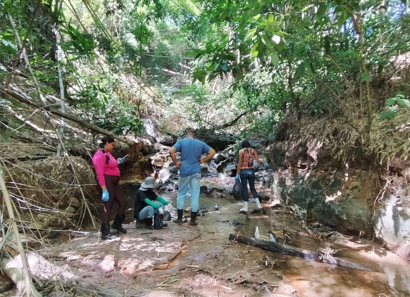 Continuidade do trabalho de inspeção e limpeza no Córrego Lagoa