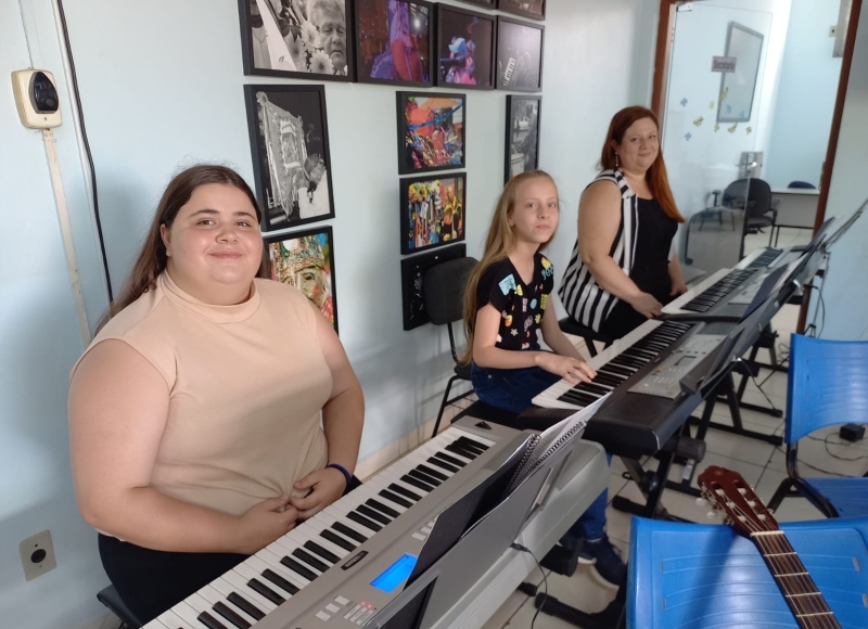 Alunos de Iniciação Musical para Adultos e das turmas de Violão, Percussão e Teclado se apresentaram ontem