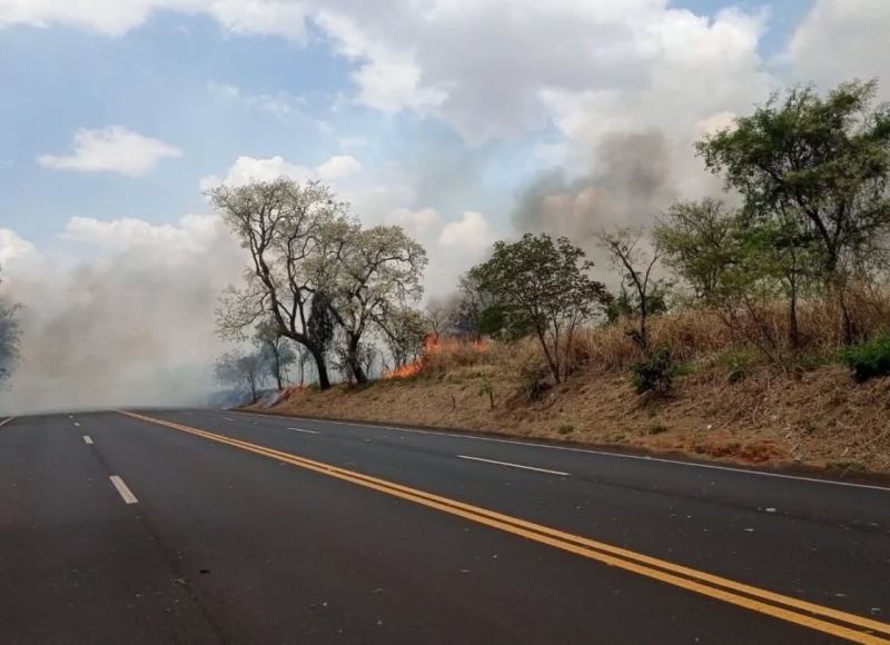 Rodovia Conde Francisco Matarazzo está interditada nos dois sentidos devido a queimada