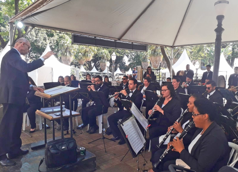 Banda Sinfônica de Santa Rosa de Viterbo toca neste domingo