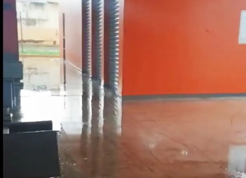 Chuva e ventania danificam Terminal Rodoviário e derrubam árvores no Município