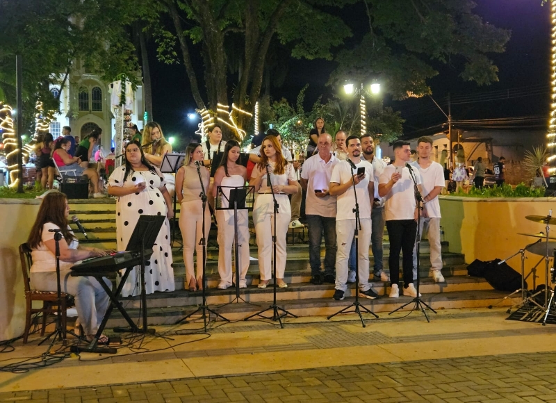 Coral da Igreja Presbiteriana Cristã encanta com musical de Natal na Praça da Matriz