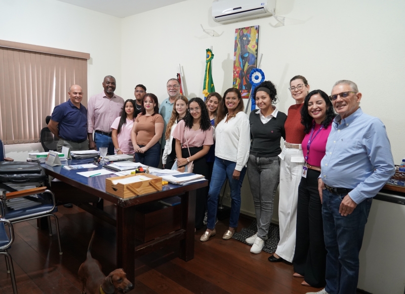 Estudantes da Escola Conde Francisco Matarazzo assinam contratos de estágio na Prefeitura