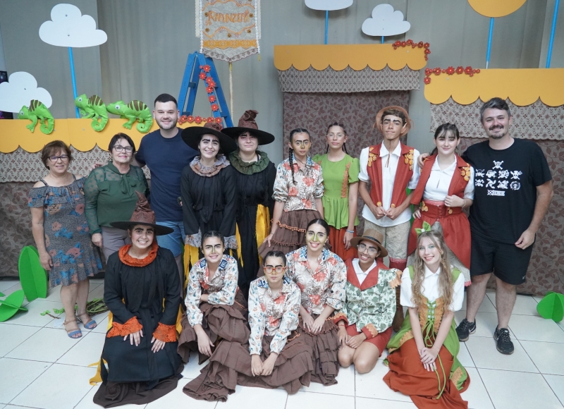 Talentosos Oficinantes santa-rosenses dão vida a “Rapunzefa” em espetáculo sobre o encanto nordestino