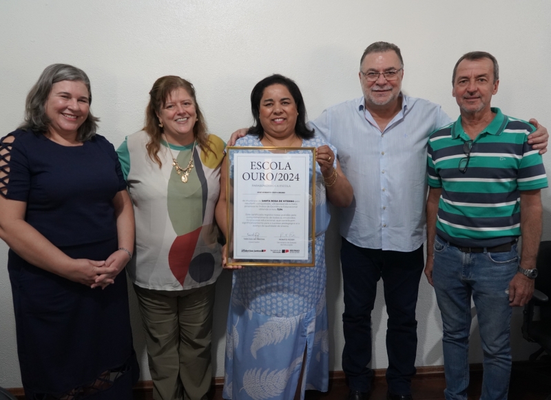 Santa Rosa de Viterbo conquista Diploma de Excelência na Educação