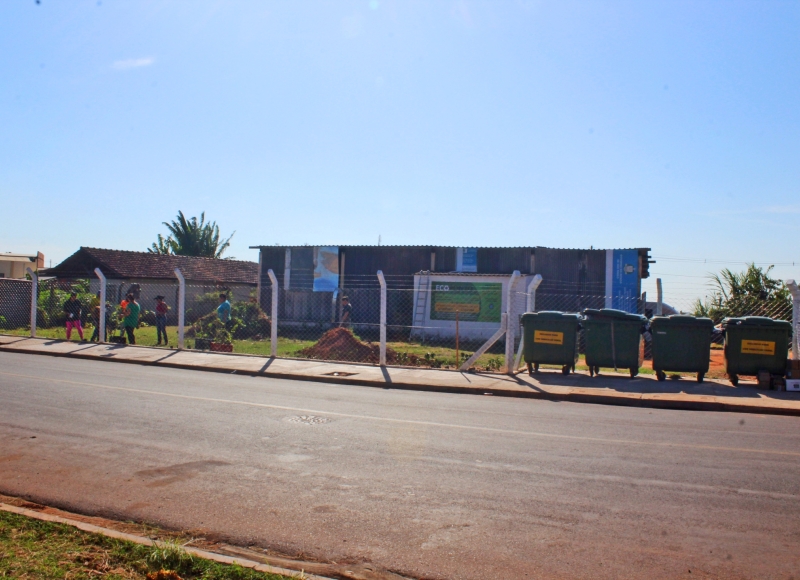 Departamento de Meio Ambiente orienta sobre uso correto dos contêineres de lixo e descarte responsável no ECOPONTO