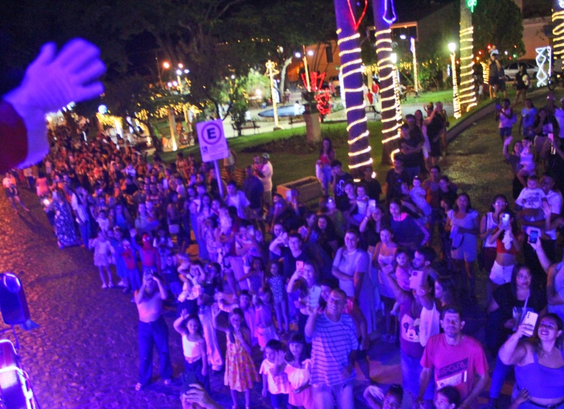 O clima natalino encanta e reúne gerações na Praça da Matriz