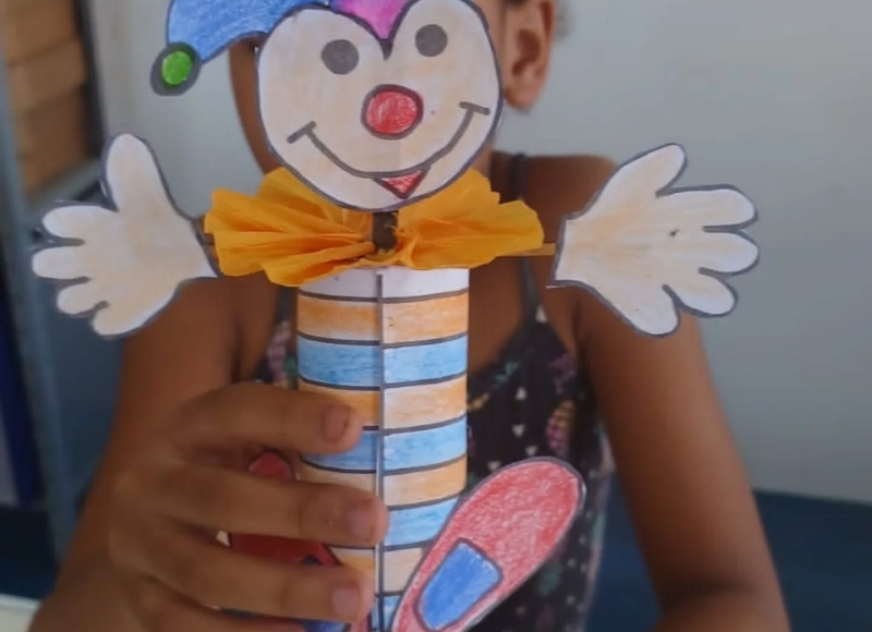 Carnaval sustentável: Crianças criam Fantoches com materiais recicláveis