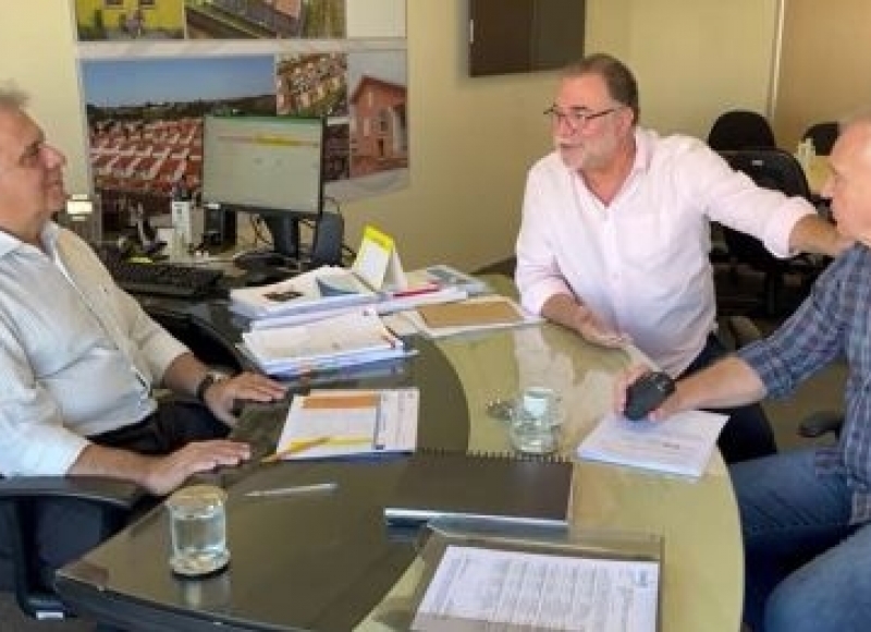 Prefeito Omar Nagib se reuniu com o diretor de obras da CDHU para discutir a entrega das 203 casas do Pe Donizetti