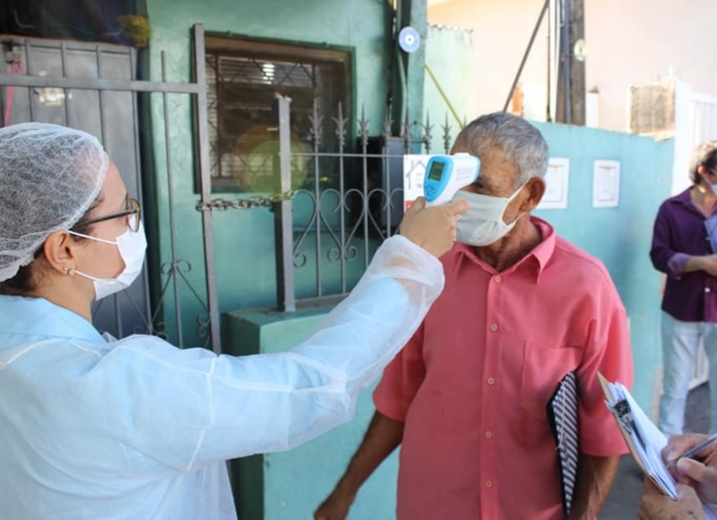PROFISSIONAIS DA SAÚDE MEDEM TEMPERATURA DA POPULAÇÃO