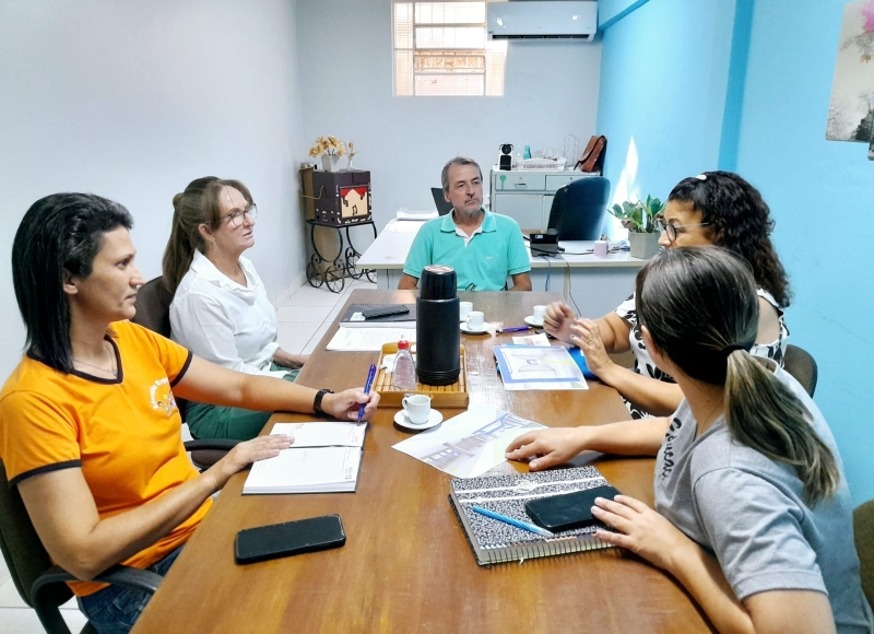 Reunião proporciona troca de experiências e de informações sobre projetos desenvolvidos na área da Educação