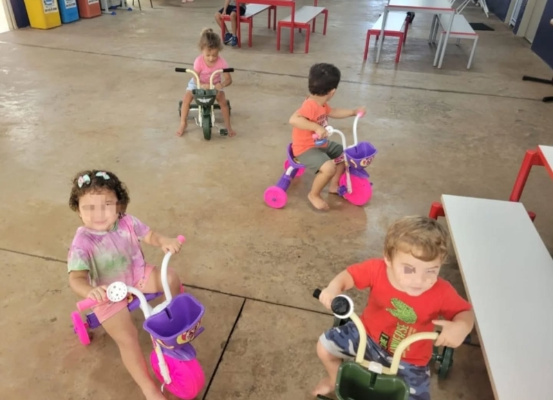 Crianças da Escola de Educação Infantil Elias Baú Manoel de Barros exploram, com alegria, os brinquedos
