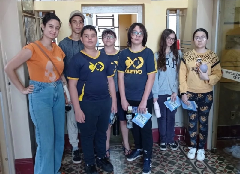 Centro de Memória e Biblioteca recebem visita de alunos do Objetivo