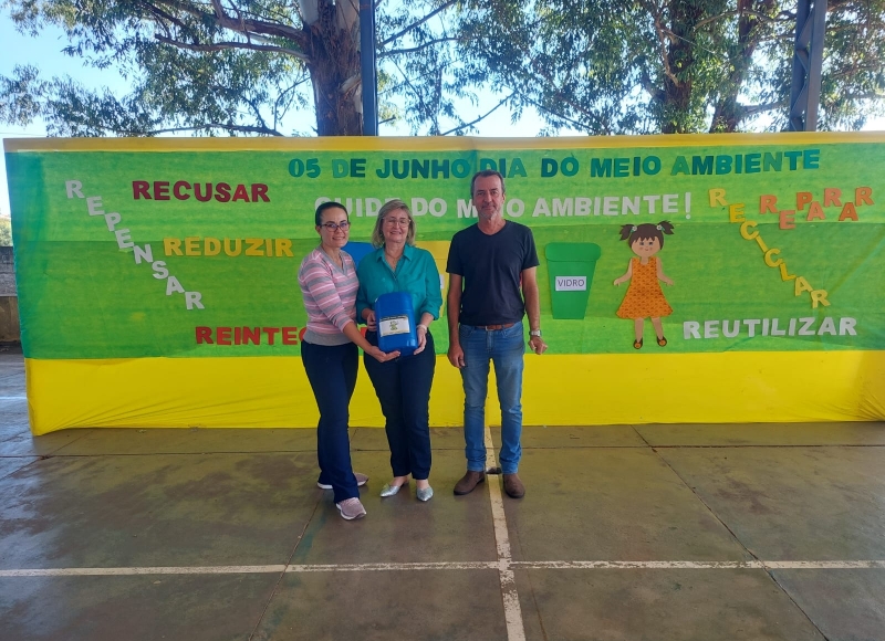 Entrega de coletores de pilhas e baterias às escolas Municipais e Estaduais