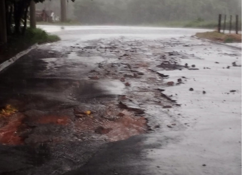 Chuvas contínuas provocam estragos pela cidade