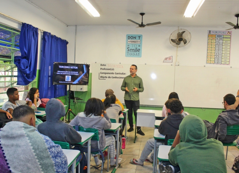 Prefeitura Municipal leva informação aos alunos da Escola Estadual “TEÓFILO SIQUEIRA”