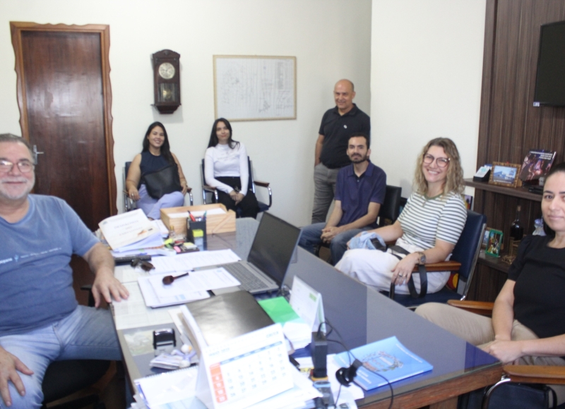Prefeito Omar Nagib recebe técnicos administrativos recém-contratados em encontro no gabinete
