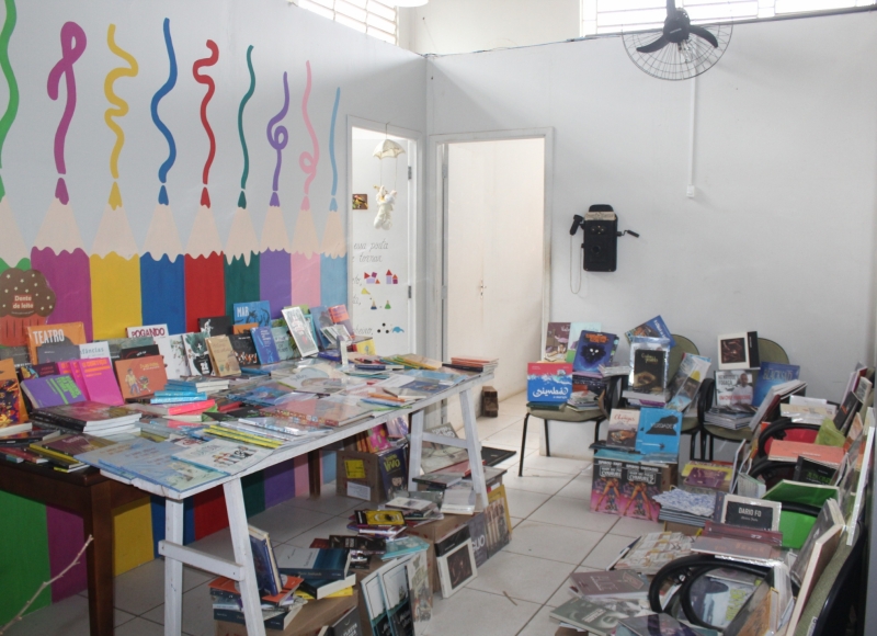 Departamento da Educação recebe 761 exemplares de livros