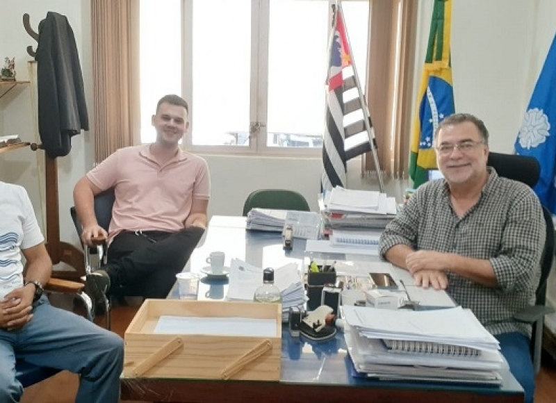 Prefeito recebe artista plástico para debate sobre novos projetos na cidade